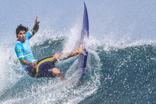 Gabriel Medina surfando na disputa do bronze na Olimpíada