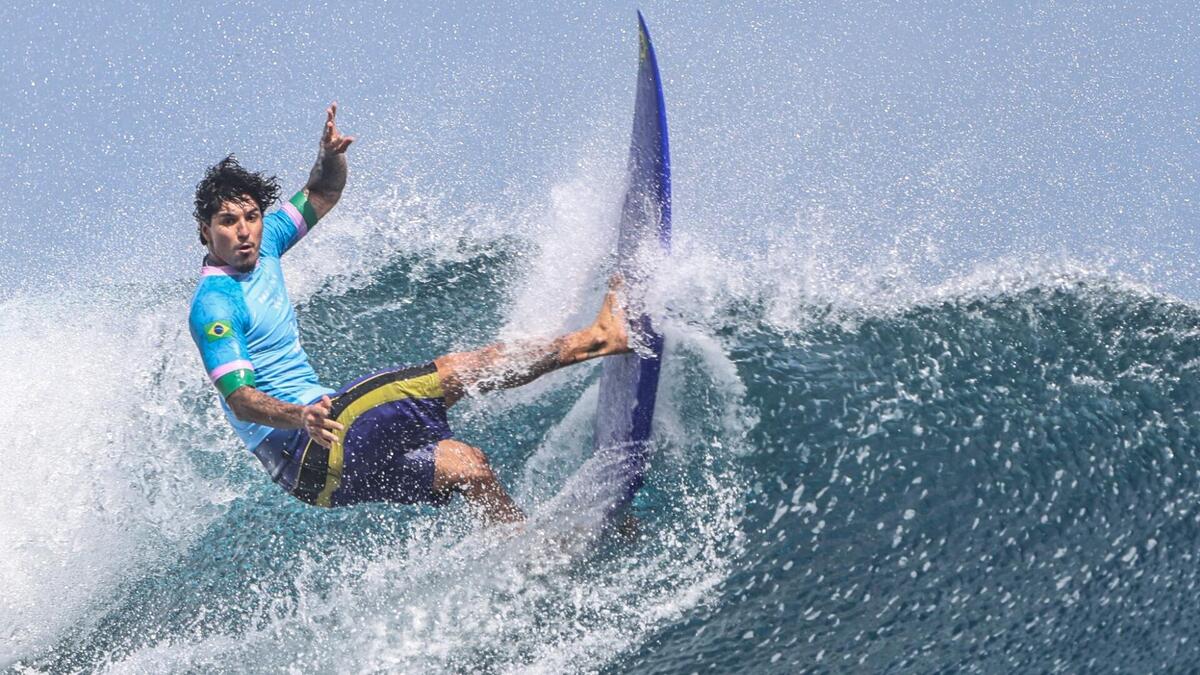 Gabriel Medina surfando na disputa do bronze na Olimpíada