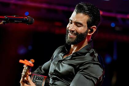 Gusttavo Lima tocando violão em um show em Goiânia