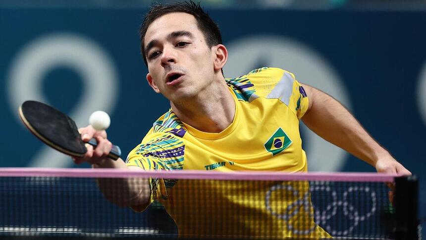 Hugo Calderano na disputa da semifinal no tênis de mesa da Olimpíada