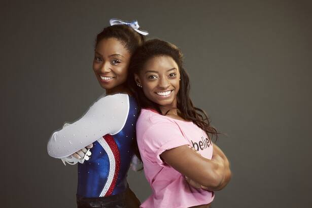 Jeanté Godlock e Simone Biles em trecho do filme Coragem Para Vencer