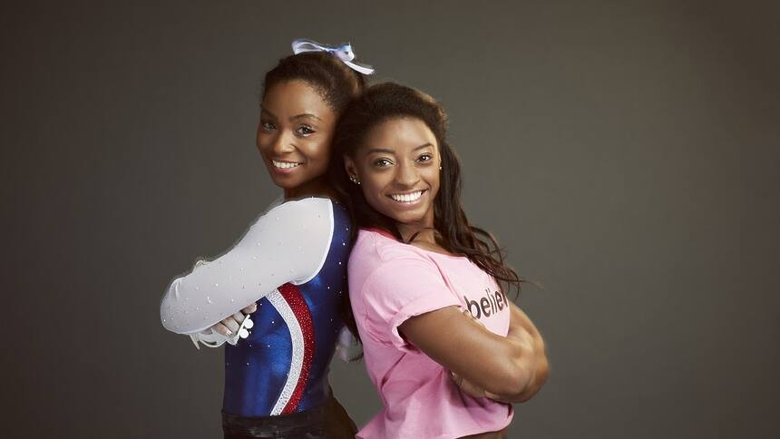 Jeanté Godlock e Simone Biles em trecho do filme Coragem Para Vencer