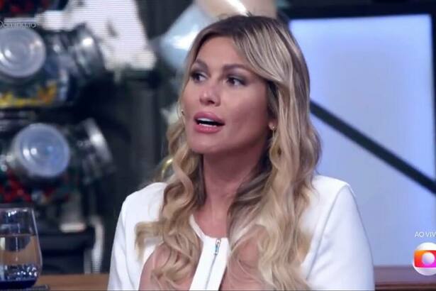 Lívia Andrade, de rouba branca, em trecho ao vivo do Domingão