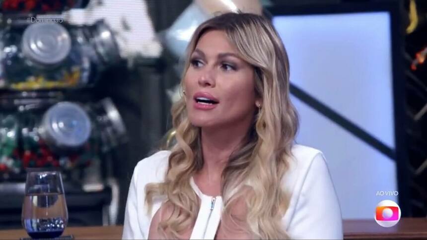 Lívia Andrade, de rouba branca, em trecho ao vivo do Domingão