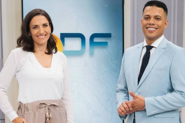 Luísa Doyle e Fred Ferreira em foto posada no estúdio do Bom Dia DF