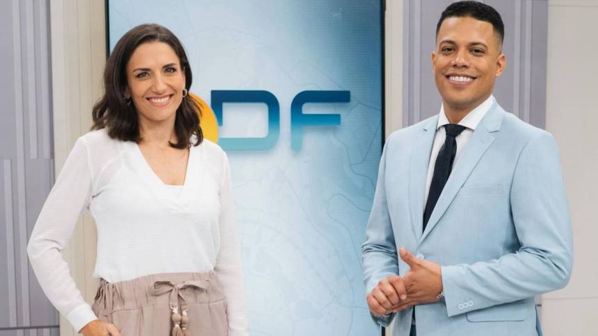 Luísa Doyle e Fred Ferreira em foto posada no estúdio do Bom Dia DF