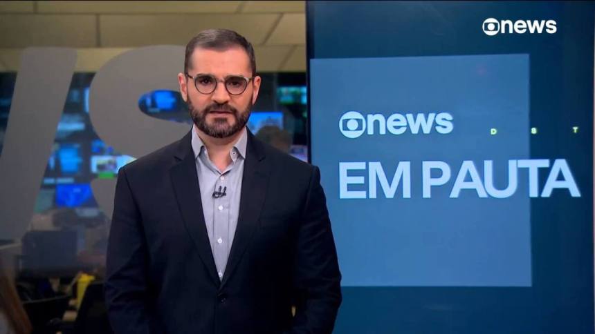 Marcelo Cosme com semblante sério, em pé, no cenário do programa Em Pauta na GloboNews