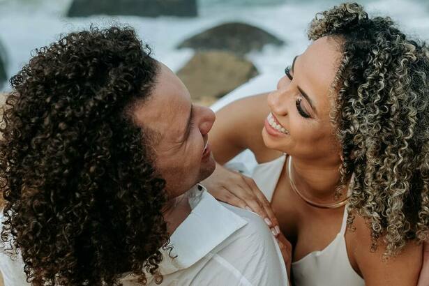 Maycon e esposa em um ensaio fotográfico na praia