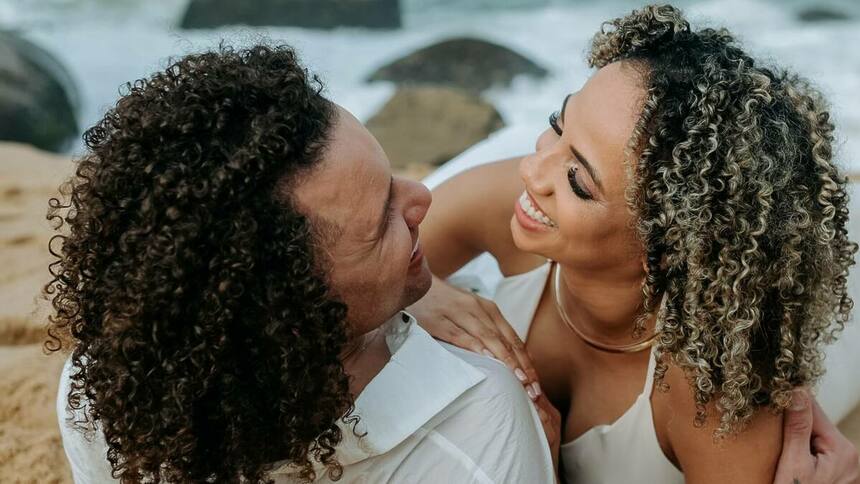 Maycon e esposa em um ensaio fotográfico na praia