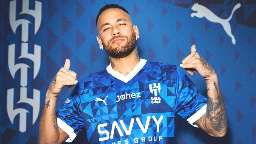 Neymar posando com a camisa do Al Hilal