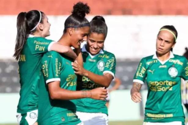 Jogadoras em campo na partida entre Cruzeiro e Palmeiras pelo Brasileirão Feminino