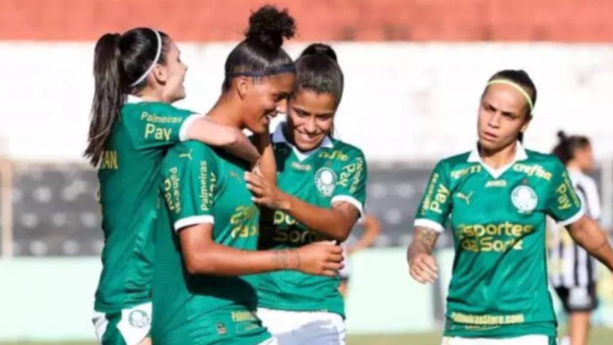 Jogadoras em campo na partida entre Cruzeiro e Palmeiras pelo Brasileirão Feminino