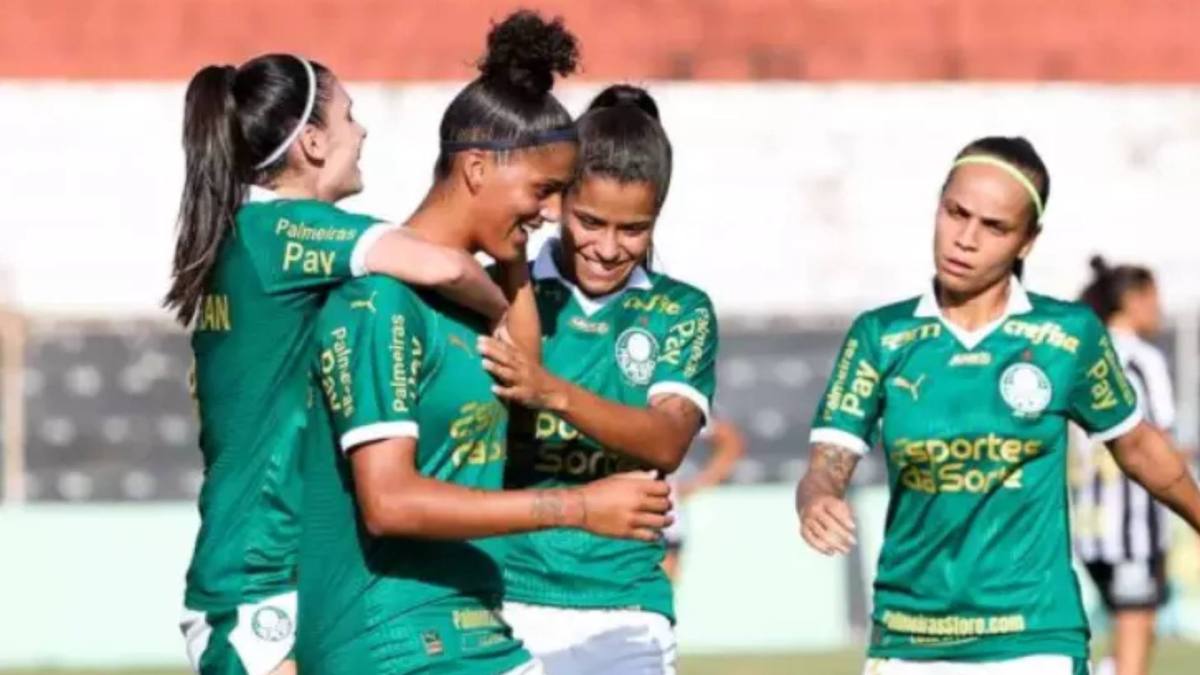 Jogadoras em campo na partida entre Cruzeiro e Palmeiras pelo Brasileirão Feminino