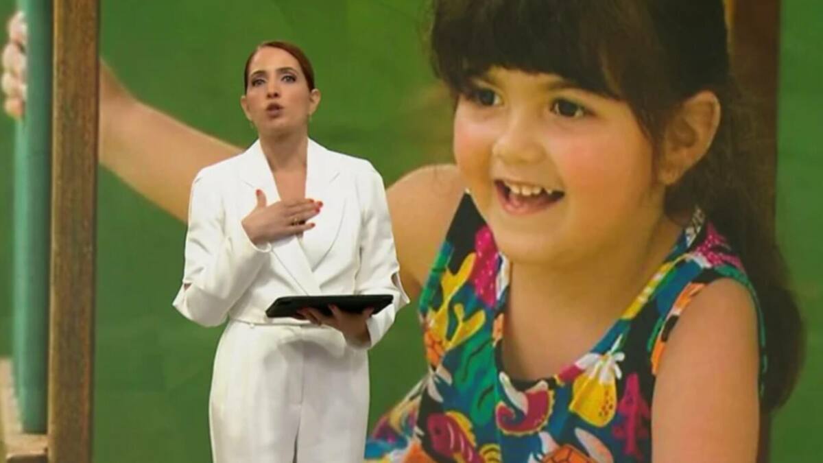 Poliana Abritta, emocionada, com a mão no peito, em trecho do Fantástico; Um menina, da morte do avião, ao fundo do telão