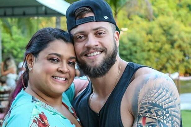 Preta Gil e Rodrigo Godoy em foto posada juntos