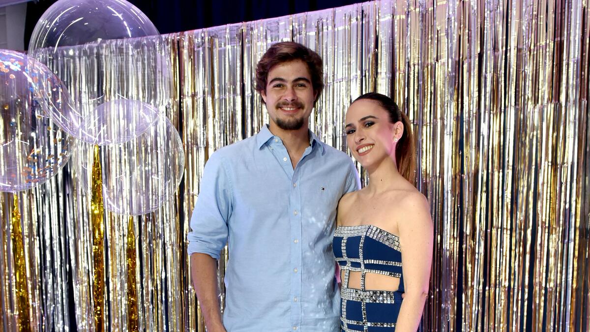 Rafael Vitti e Tata Werneck abraçados nos bastidores da TV Globo