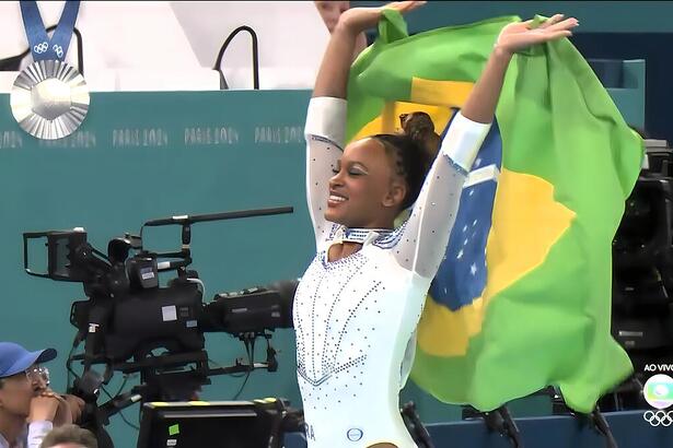 Rebeca Andrade carrega a bandeira do Brasil após ganhar Prata na Olimpíada de Paris 2024