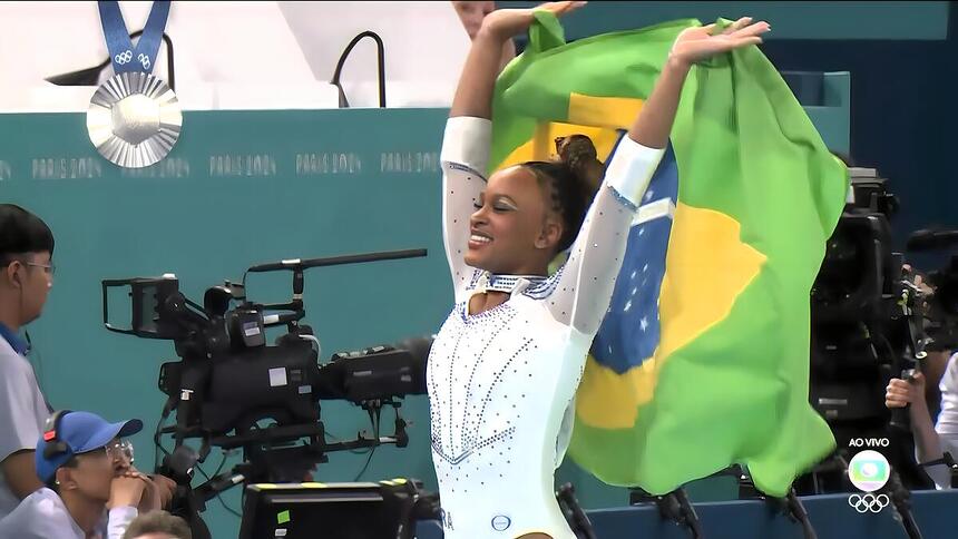 Rebeca Andrade carrega a bandeira do Brasil após ganhar Prata na Olimpíada de Paris 2024