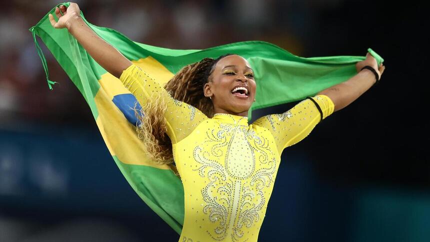 Rebeca Andrade carregando a bandeira do Brasil na Olimpíada