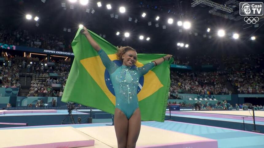 Rebeca Andrade com a bandeira do Brasil na Olimpíada