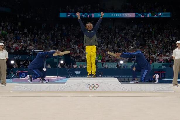 Rebeca Andrade sendo reverenciada por Biles e Chiles na Olimpíada 2024