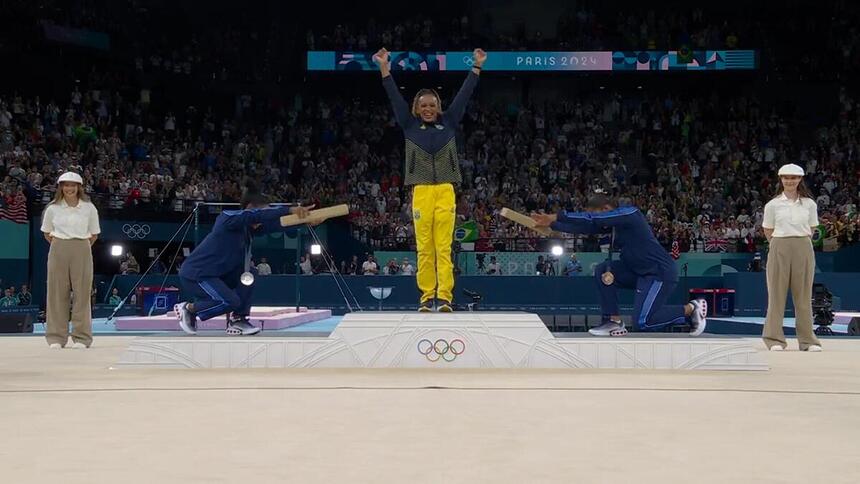 Rebeca Andrade sendo reverenciada por Biles e Chiles na Olimpíada 2024