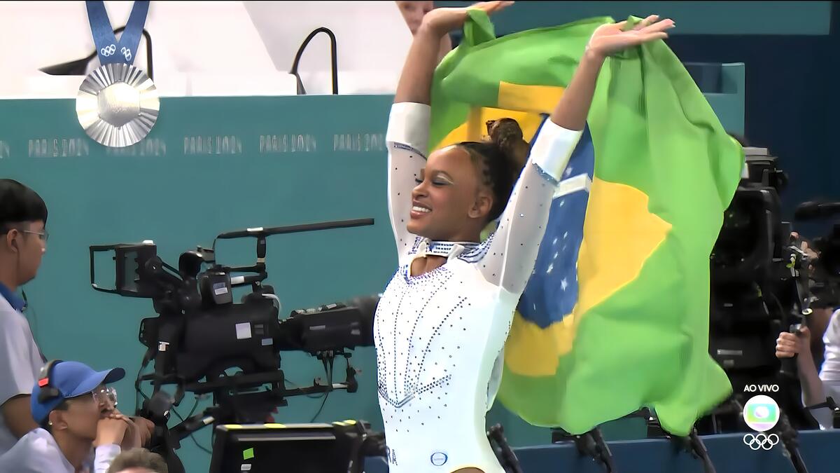Rebeca Andrade carrega a bandeira do Brasil após ganhar Prata na Olimpíada de Paris 2024