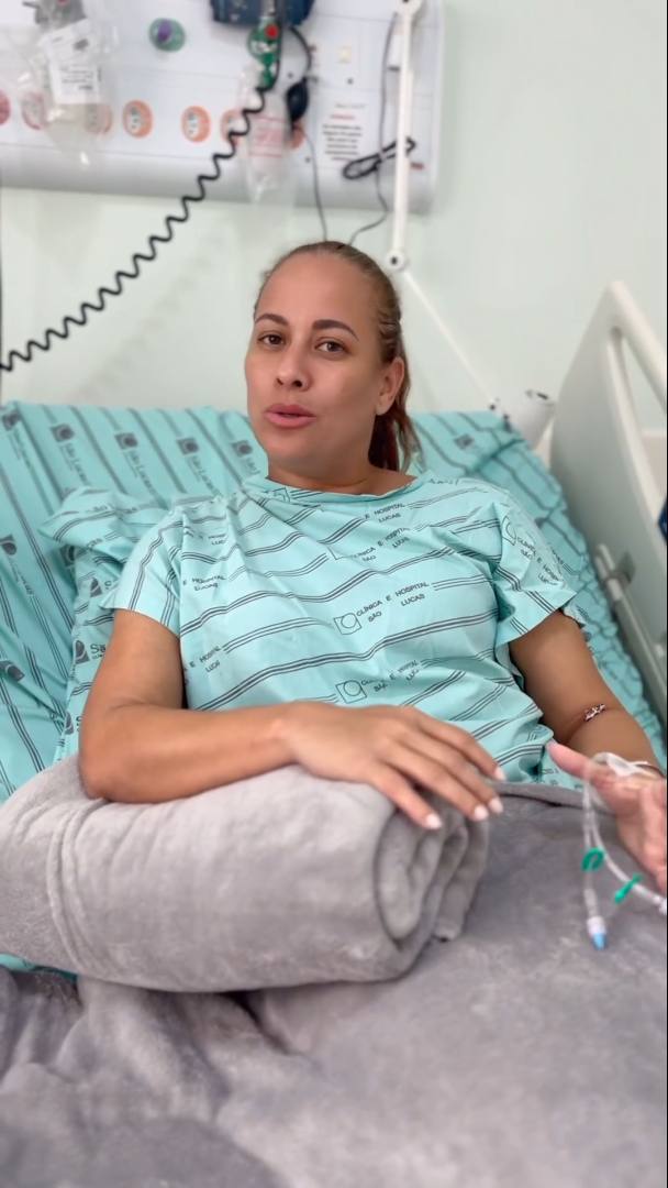 Renata Alves deitado em uma cama de hospital, com o braço imbolizado 