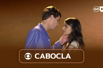 Homem encosta a mão no rosto de uma mulher tentando beijá-la na arte do resumo da novela Cabocla