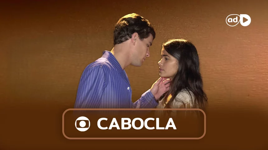 Homem encosta a mão no rosto de uma mulher tentando beijá-la na arte do resumo da novela Cabocla