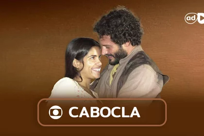 Protagonistas se olham e sorriem na arte do resumo da novela Cabocla