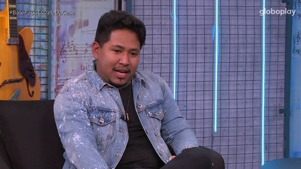 Rodrigo Garcia, olha para o chão, em entrevista após eliminação no Estrela da Casa