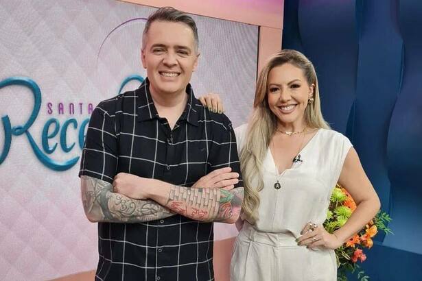 O Chef Leonardo Roncon, acompanhado pela apresentadora Abiane Souza no cenário do Santa Receita, da TV Aparecida