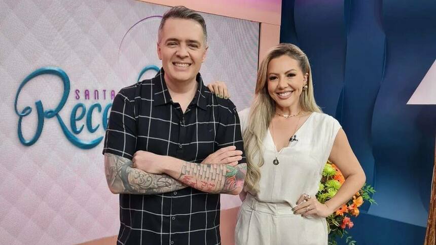 O Chef Leonardo Roncon, acompanhado pela apresentadora Abiane Souza no cenário do Santa Receita, da TV Aparecida