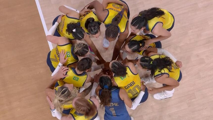 Jogadores da Seleção Feminina na quadra após vitória na Olimpíada