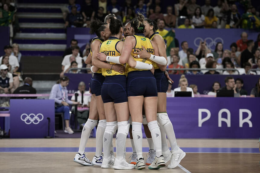 Jogadoras do Brasil na semifinal do vôlei feminino na Olimpíada