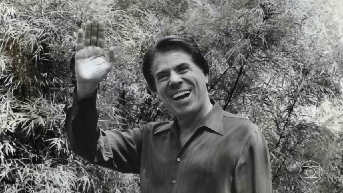 Silvio Santos, em preto e branco, durante homenagem no Domingão