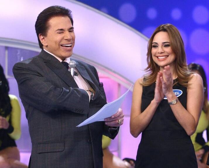 Silvio Santos ao lado de Rachel Sheherazade. Os dois estão sorridentes