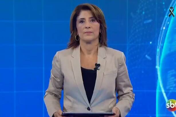 Simone Queiroz durante o Plantão SBT noticiando a morte de Silvio Santos