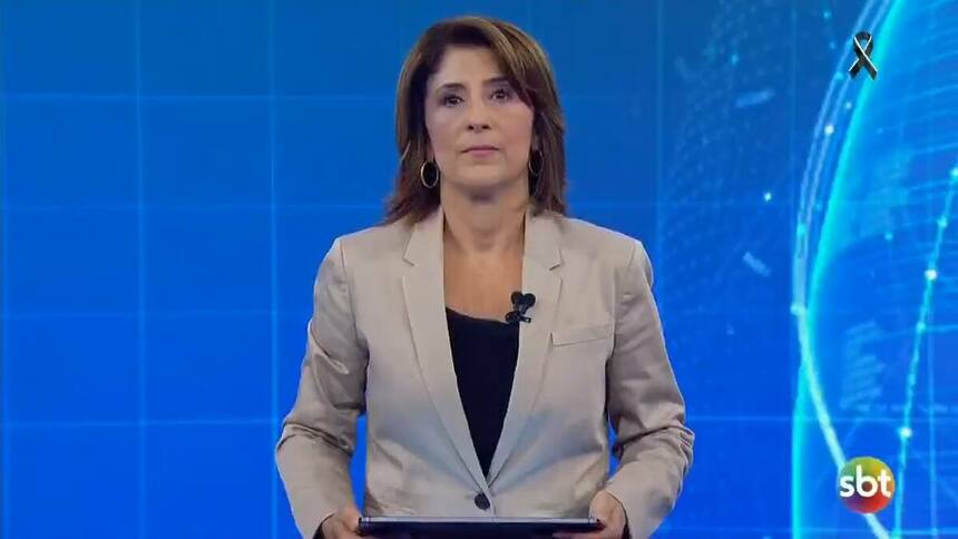 Simone Queiroz durante o Plantão SBT noticiando a morte de Silvio Santos