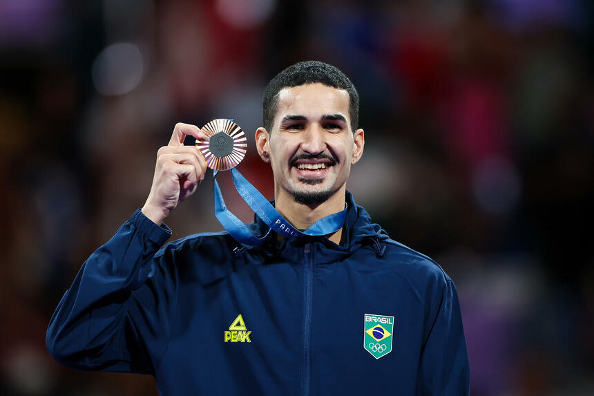 Jogos Olímpicos Paris 2024 - Taekwondo masculino. O atleta brasileiro Edival Pontes, o Netinho (azul), em duelo contra o espanhol Javier Pérez Polo.