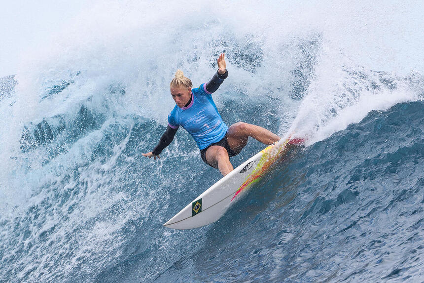 A surfista brasileira Tatiana Weston-Webb surfa na final olímpica de Paris 2024