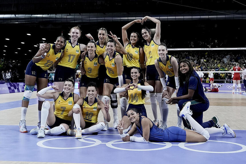 Brasil enfrenta a Polônia pela última partida da fase de grupo. Na foto, jogadoras brasileiras comemoram a vitória na Olimpíada de Paris 2024