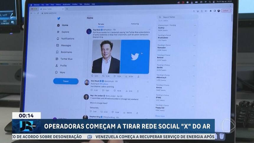 Tela de um computador mostra perfil de Elon Musk no X, que está fora do ar no Brasil