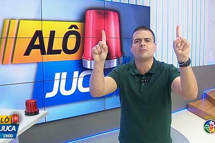 Marcelo Castro, acusado do golpe do Pix, levanta o dedo durante apresentação do Alô Juca, na TV Aratu, afiliada do SBT