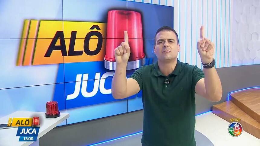 Marcelo Castro, acusado do golpe do Pix, levanta o dedo durante apresentação do Alô Juca, na TV Aratu, afiliada do SBT