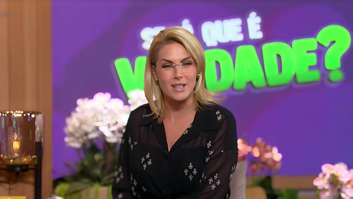 Ana Hickmann de óculos no cenário do Hoje em Dia