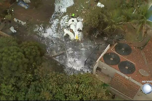 Vista aérea do avião caído, pegando fogo em Valinhos, interior de São Paulo