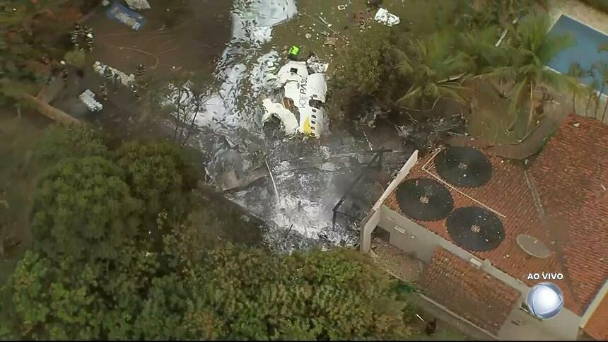 Vista aérea do avião caído, pegando fogo em Valinhos, interior de São Paulo