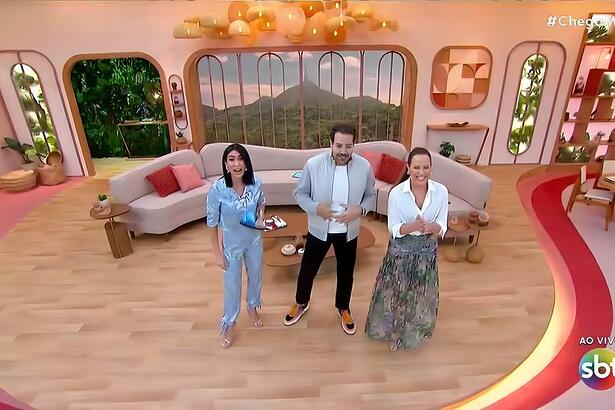 Michelle Barros, Paulo Mathias e Regina Volpato em pé no cenário do Chega Mais